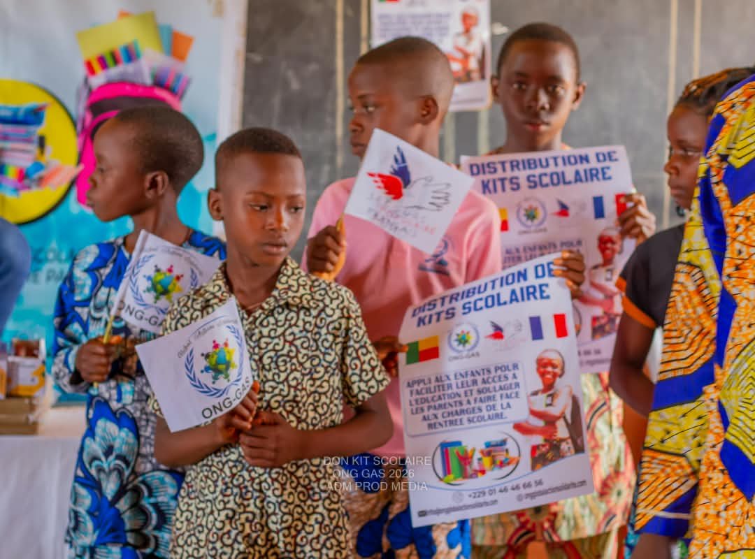 Distribution des kits scolaires — Glo Alladacomè